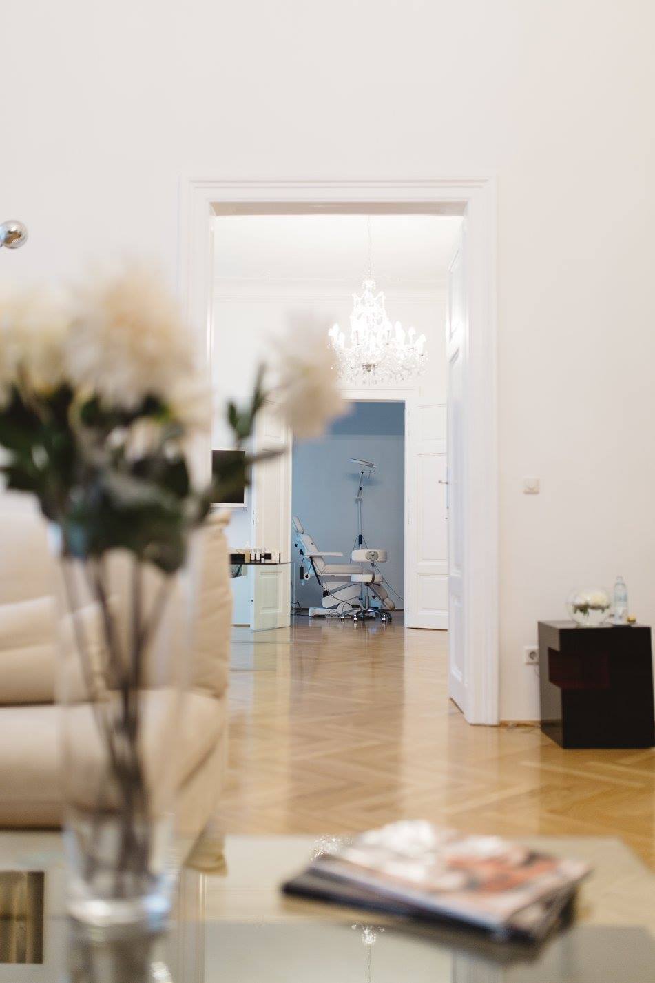 Blick durch die Ordination in den Behandlungsraum